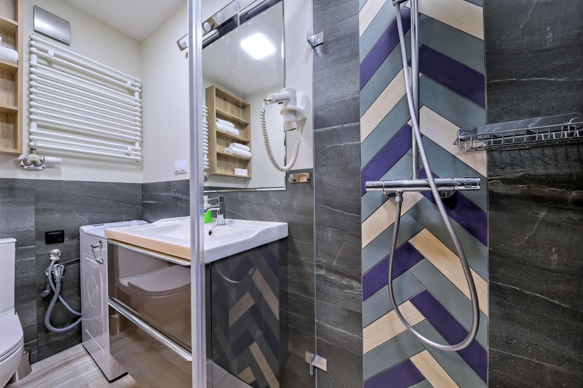 Inpoint With Parking Available 3*